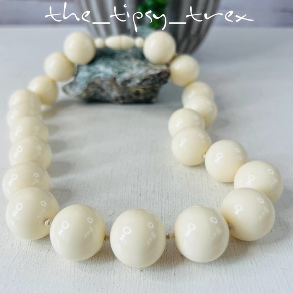 Vintage Jewelry - Vintage 1950s Cream Lucite Beaded Necklace